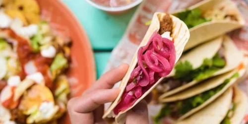 tacos med pickladrödlök
